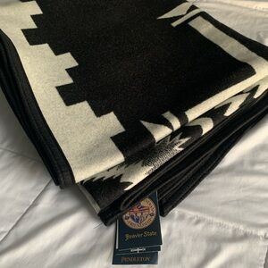 Pendleton Los Ojos Wool Blanket Beaver State Geometric Black and White